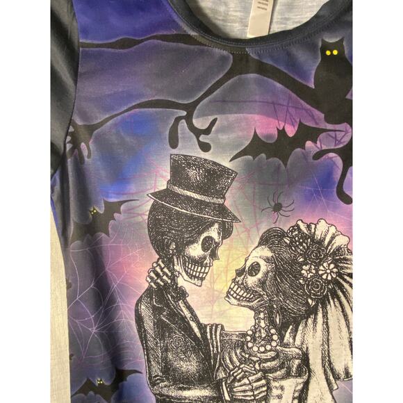 Halloween graphic tshirt with bride and groom skeleton. - Picture 5 of 12